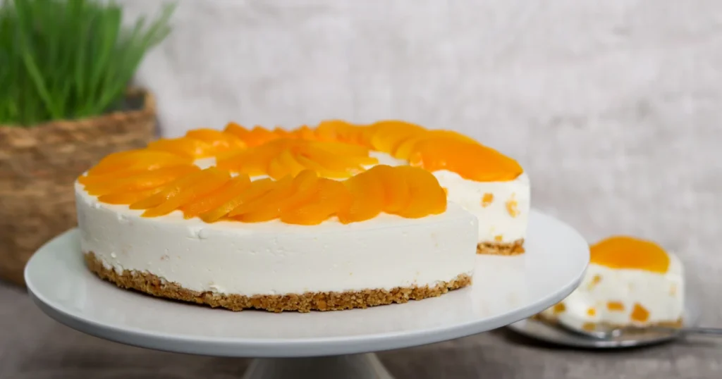 Rahkakakku persikalla koristeltuna.