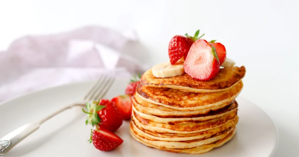 Rahkaletut pinossa tuoreiden mansikoiden kera.