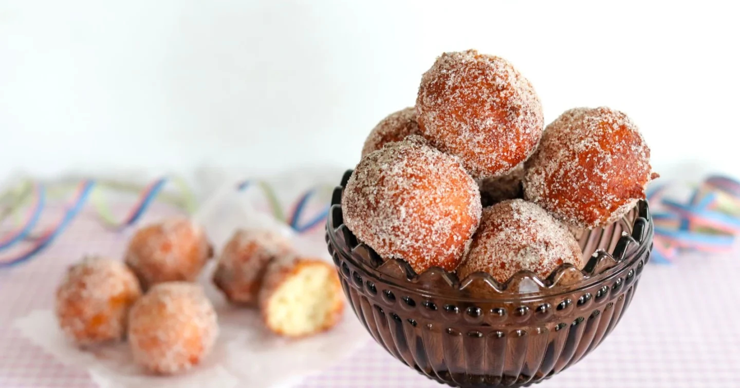 Rahkamunkit sokeroituna kulhossa.