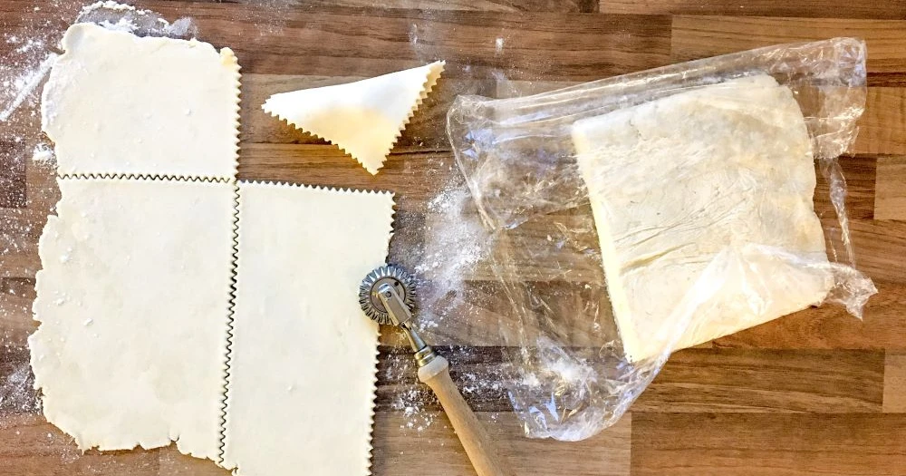 Rahkavoitaikina leivontapöydällä.