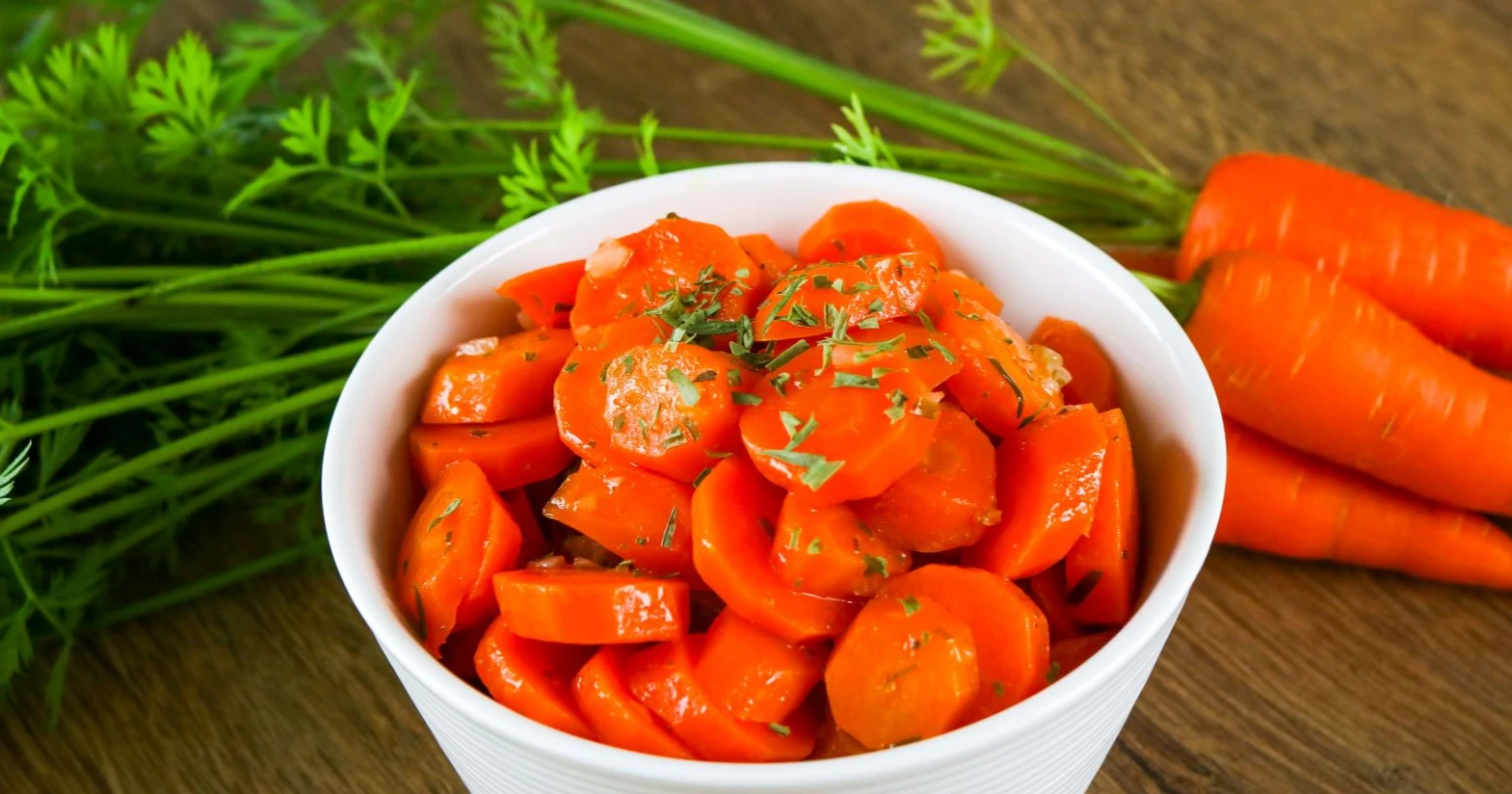 Rakuunaporkkanat valkoisessa kulhossa.