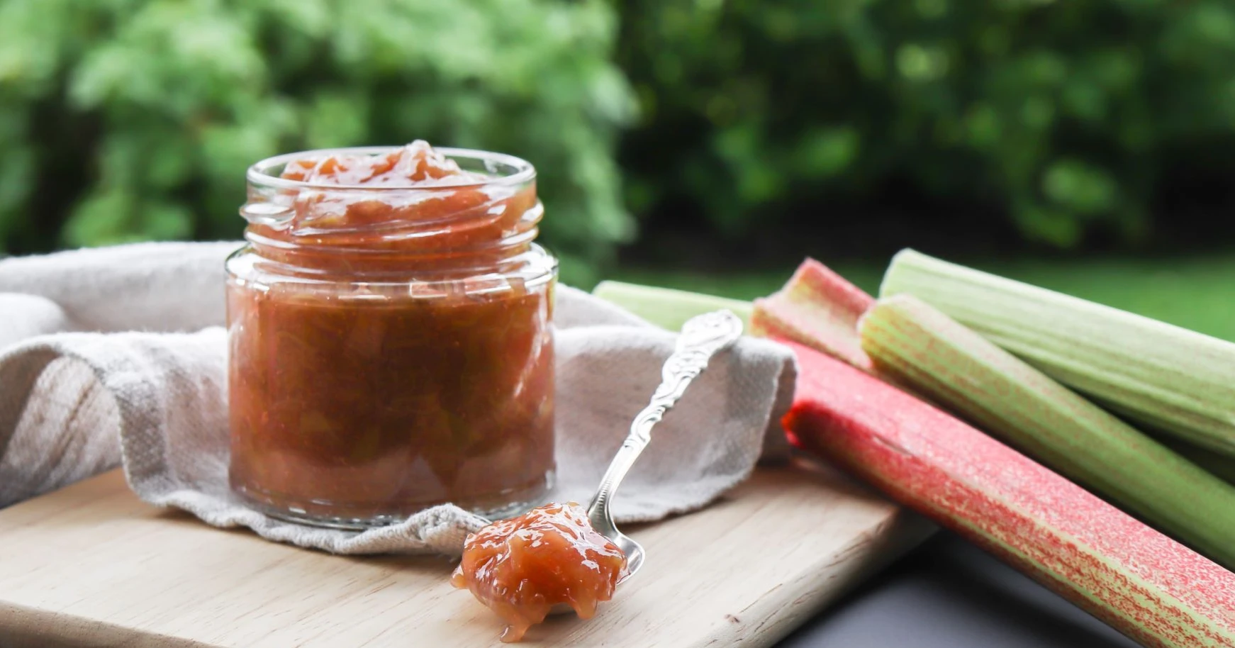 Raparperihilloa lasisessa purkissa sekä lusikan päällä.