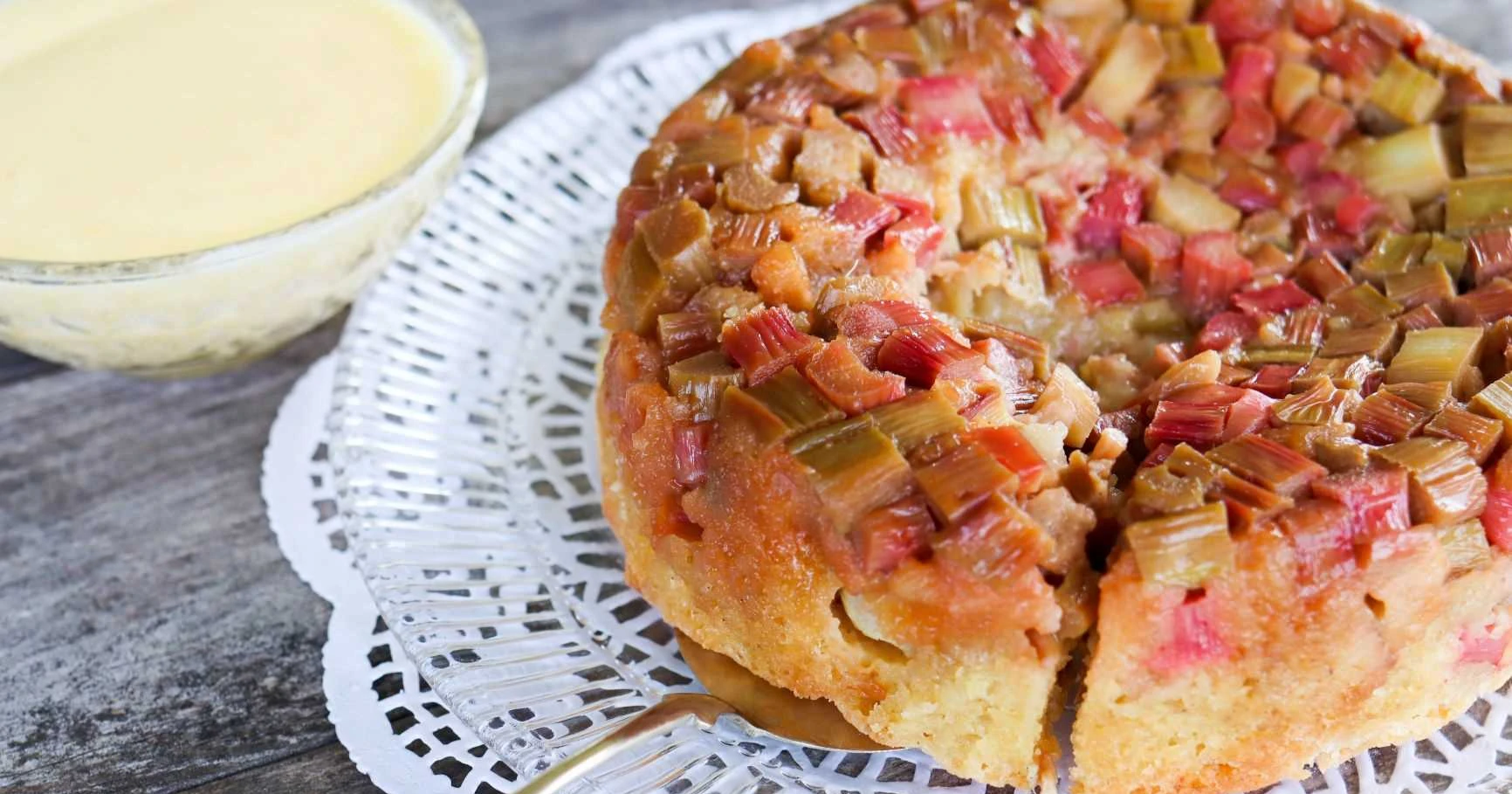 Raparperikeikauskakku ja vaniljakastiketta.