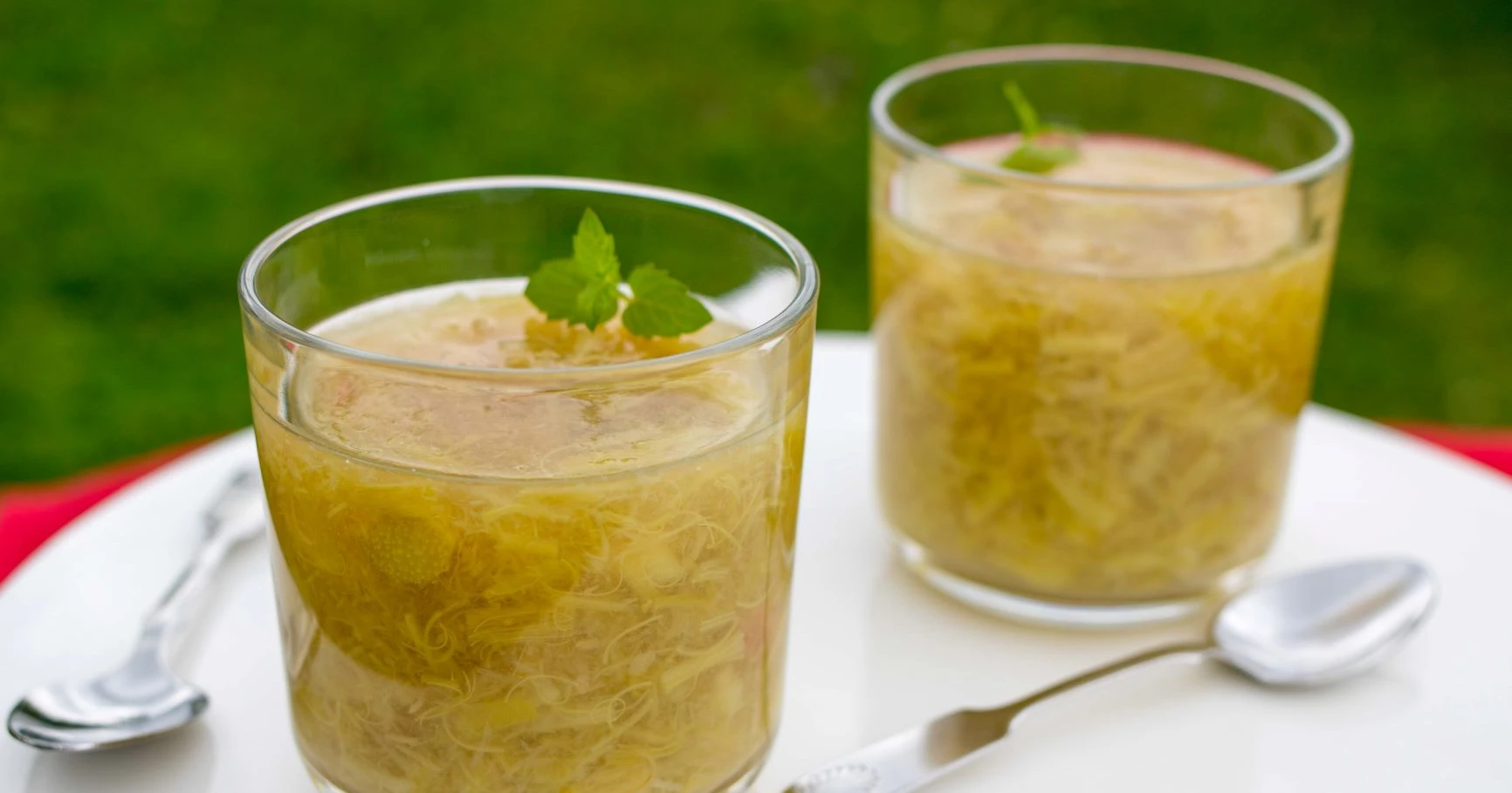 Raparperikiisseli kirkkaissa juomalaseissa.