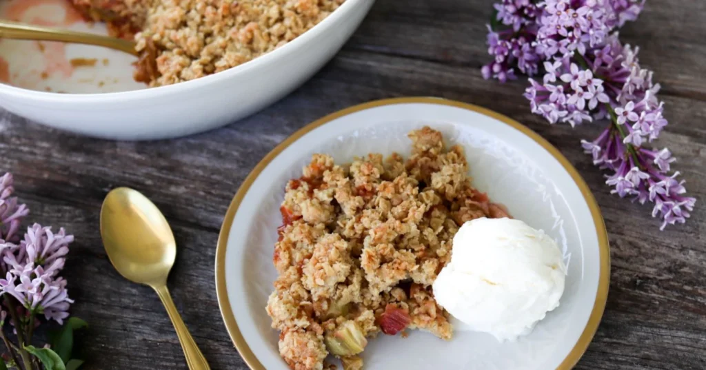 Raparperipaistos lautasella vaniljajäätelön kanssa.