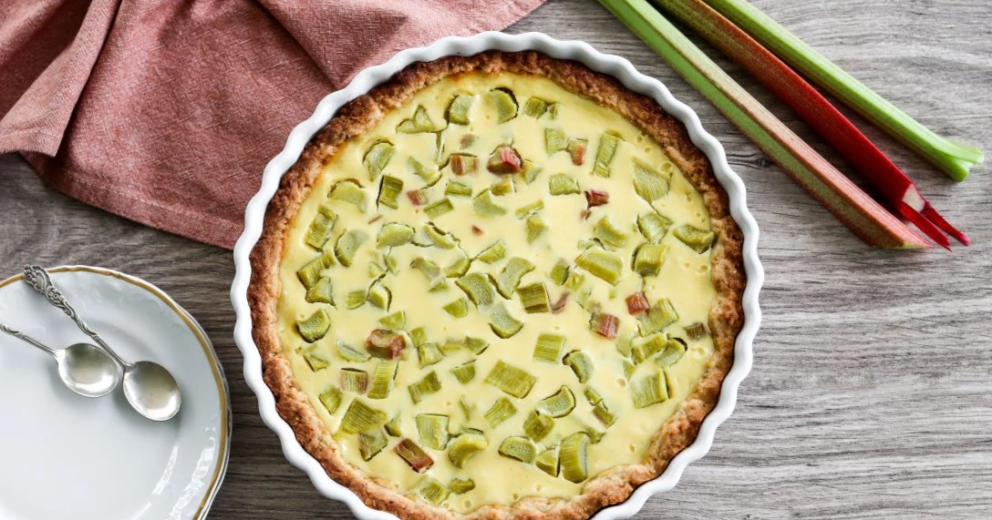 Raparperipiirakka, jonka täytteenä on kermaviiliä ja pohjassa kauraa.