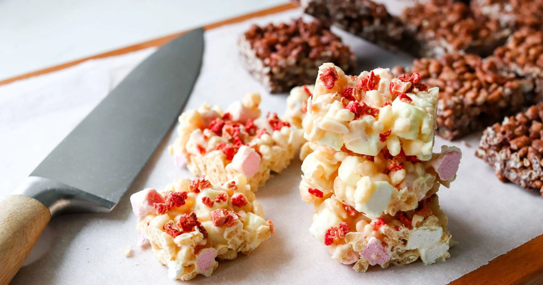 Nämä riisimurokarkit on tehty makeasta valkosuklaasta.