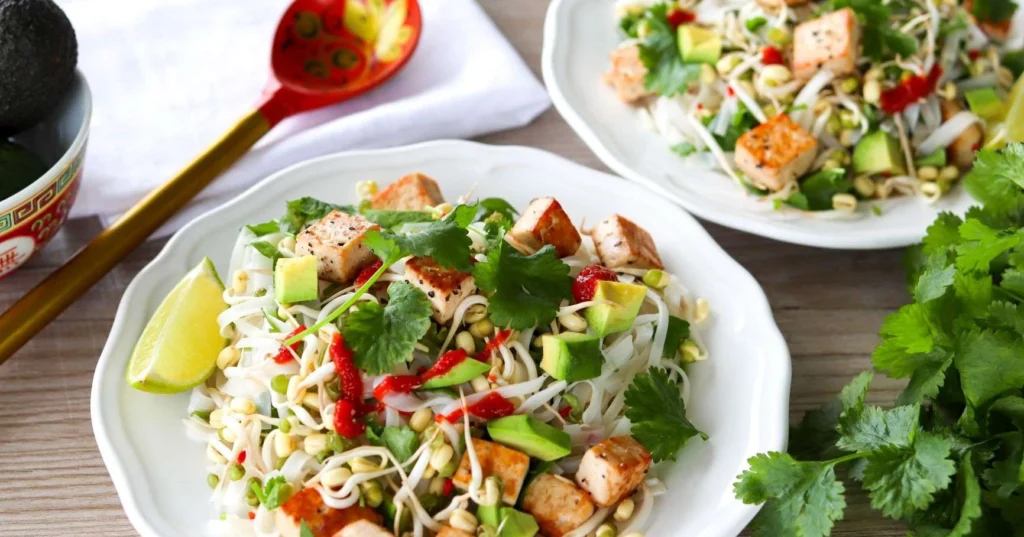 Salaattia, jossa on riisinuudeleita.