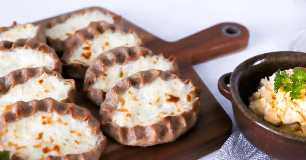 Riisipiirakat tarjolla munavoin kera.