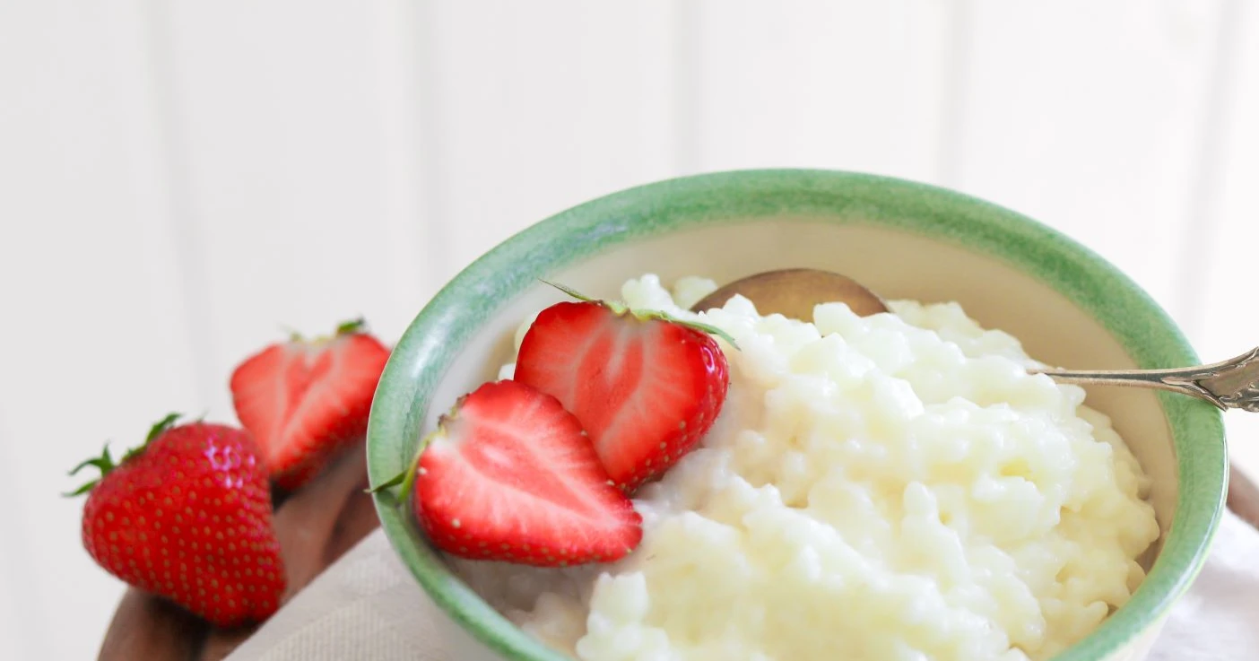 Helppo riisipuuro lautasella.