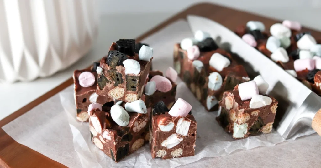 Rocky road ohjeen mukaisiksi paloiksi leikattuna.