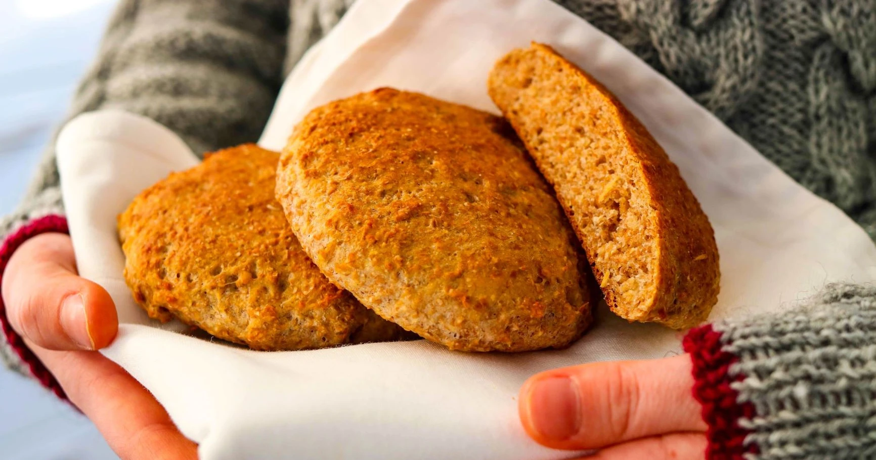 Herkulliset ruisleipäset lapsen sylissä.