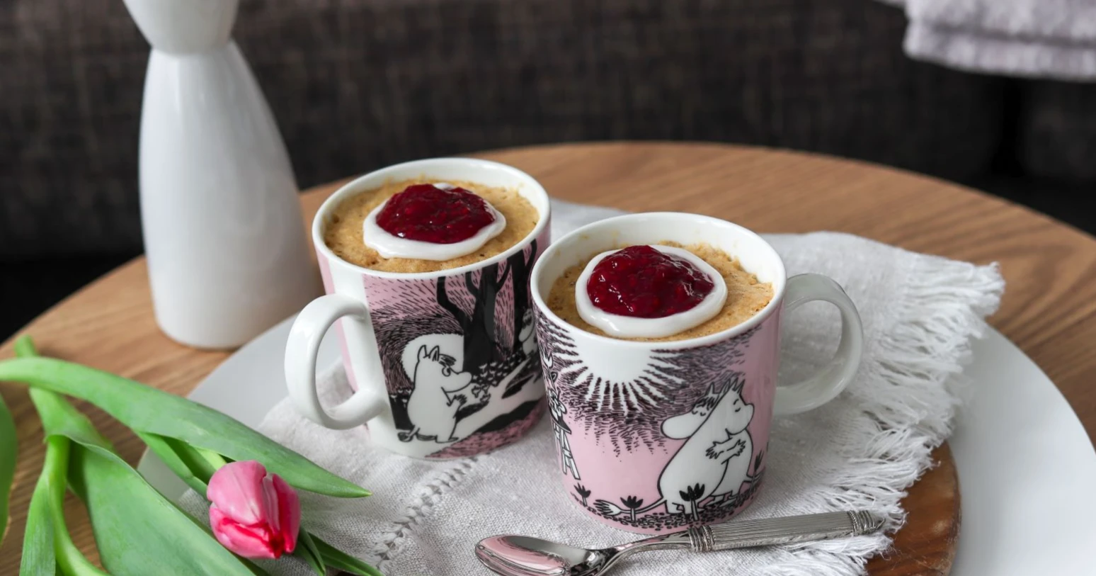 Runebergin torttu, joka on paistettu muumimukissa mikrossa.