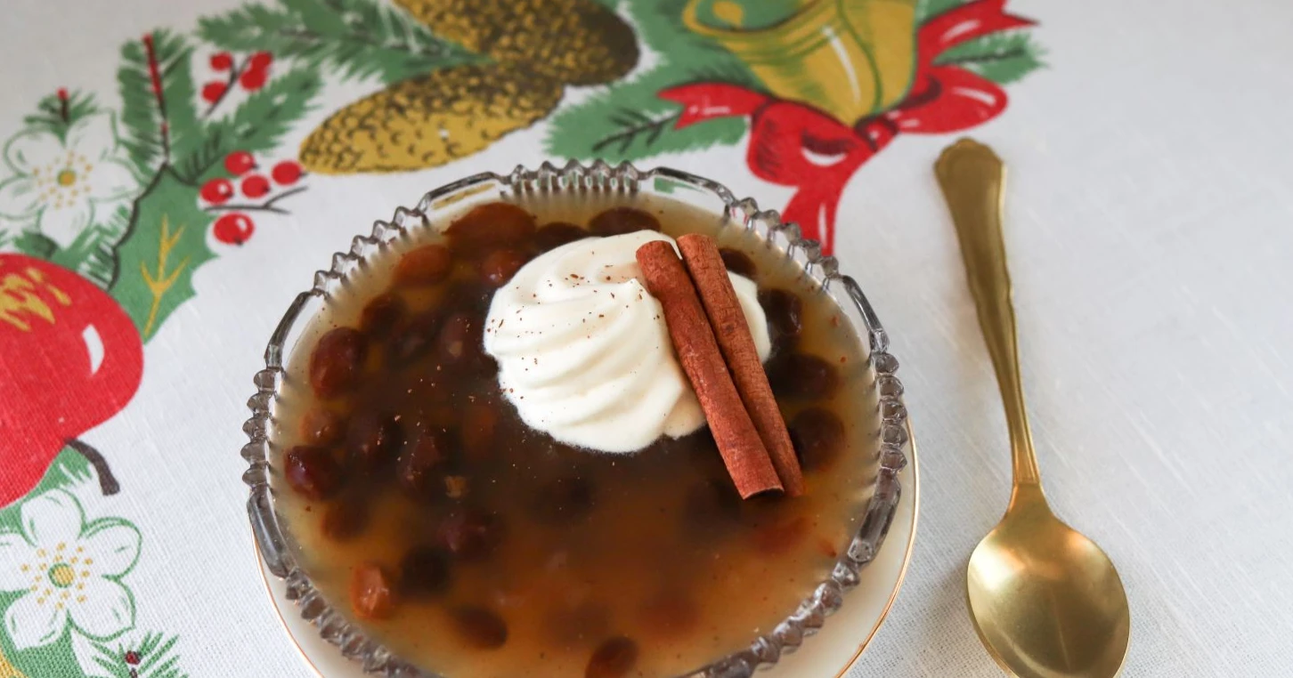 Rusinasoppa lasikulhossa vaniljavaahdon kera.