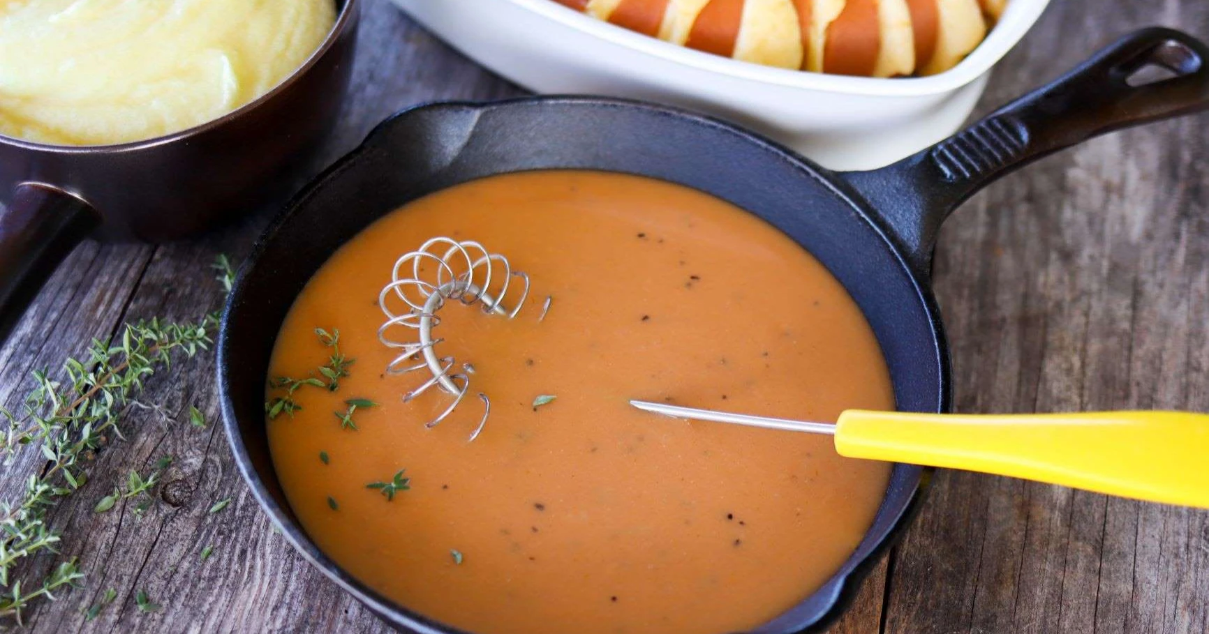 Ruskea kastike mustalla valurautaisella paistinpannulla.