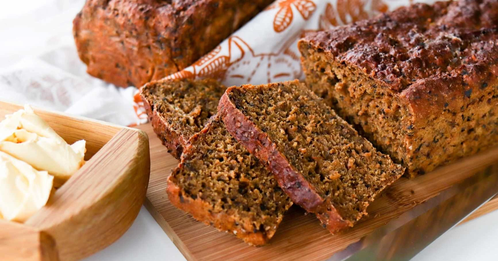 Saaristolaisleipä viipaloituna leikkuulaudalla.