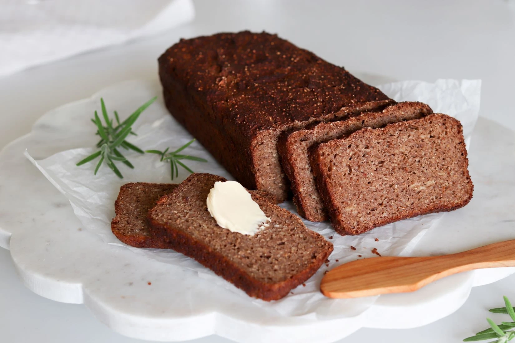 Gluteeniton saaristolaisleipä puisen leikkuulaudan päällä.