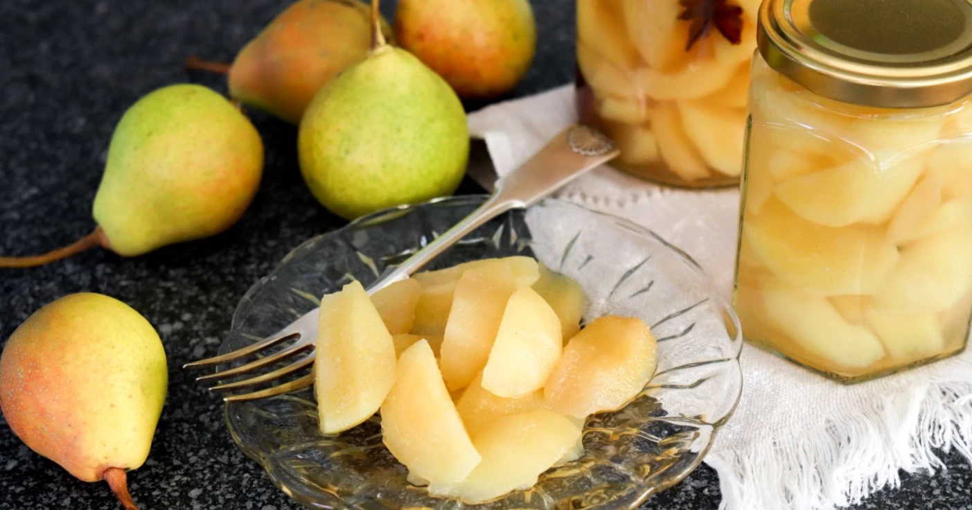 Säilötyt päärynät keittämisen jälkeen sekä tuoreita kotimaisia päärynöitä.