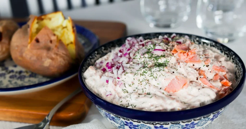 Savulohitäyte kauniissa, sinikukallisessa kulhossa