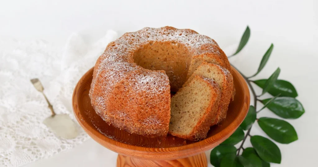 Kermaviilikakku puisella kakkujalustalla.