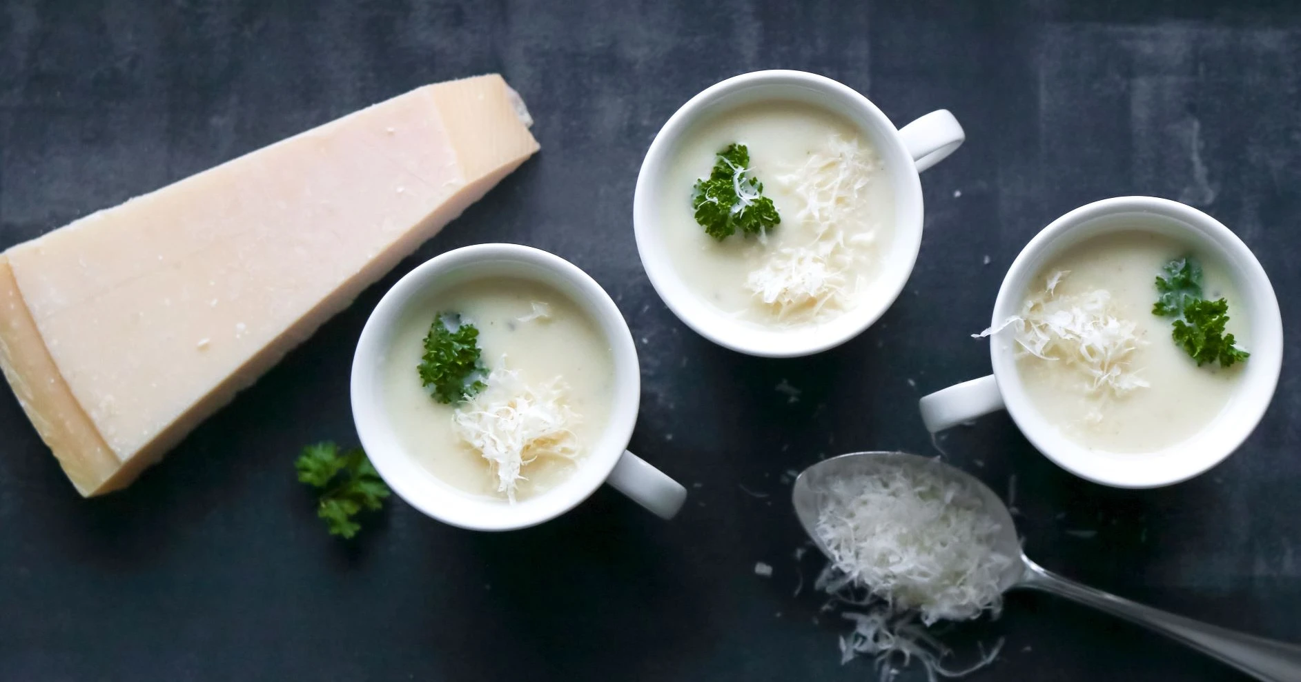 Sellerikeitto pienissä kahvikupeissa.