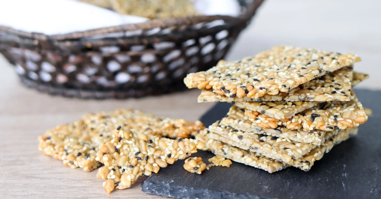 Siemennäkkäri, joka on tehty ilman kananmunaa, paloiksi leikattuna.