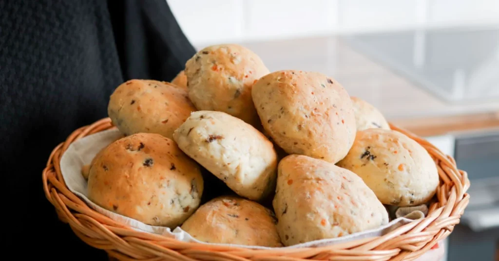 Sienisämpylöitä korissa.