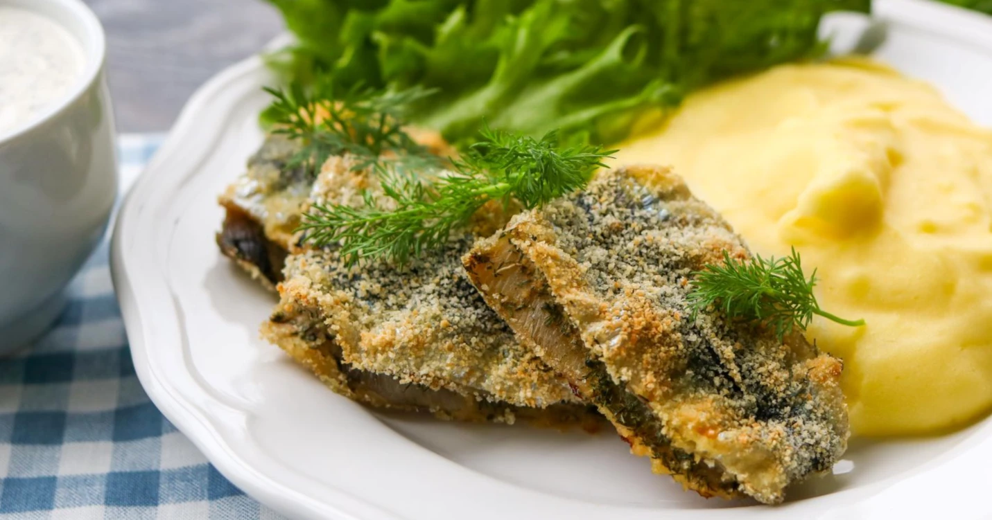 Silakkapihvit lautasella tillin ja muusin kanssa.