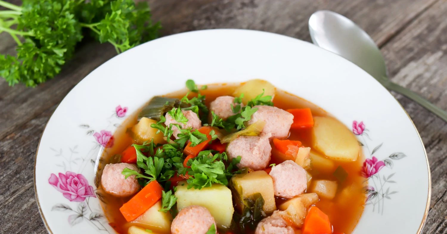 Siskonmakkarakeitto lautasella tuoreella persiljalla koristeltuna.