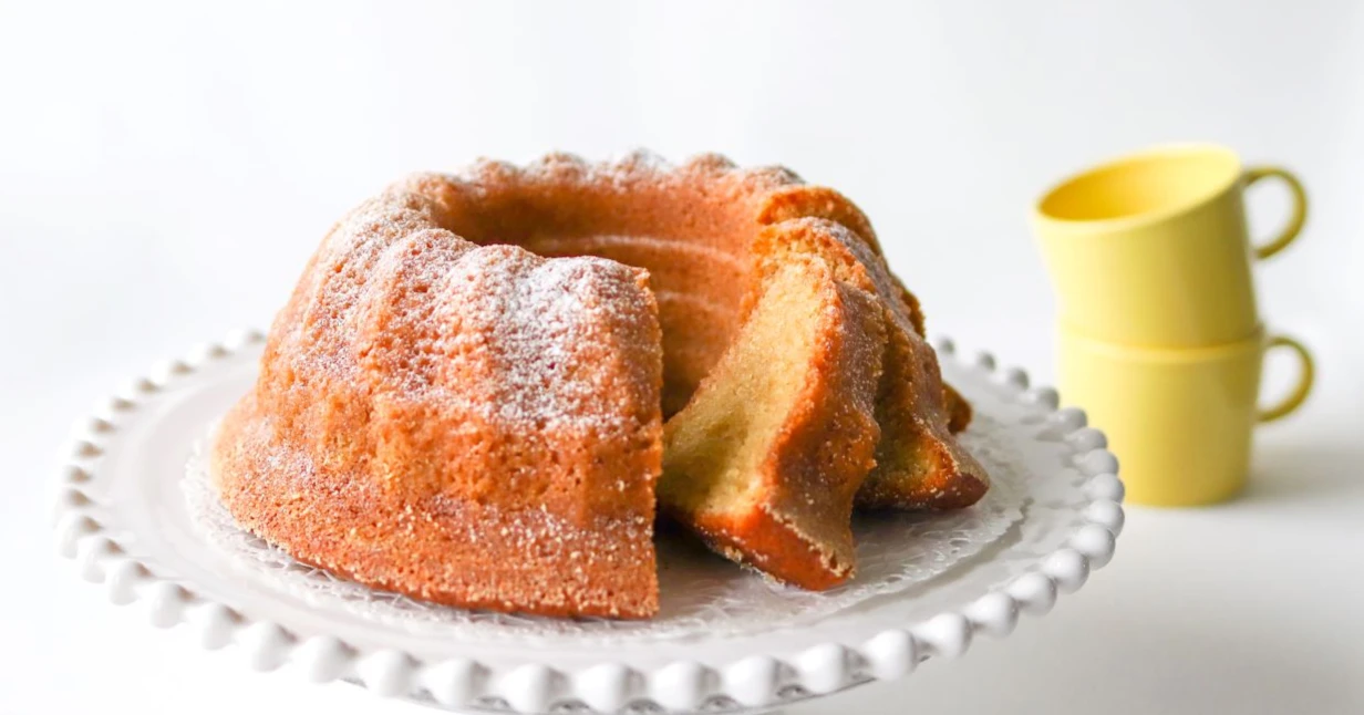 Sitruunakakku valkoisella kakkulautasella.