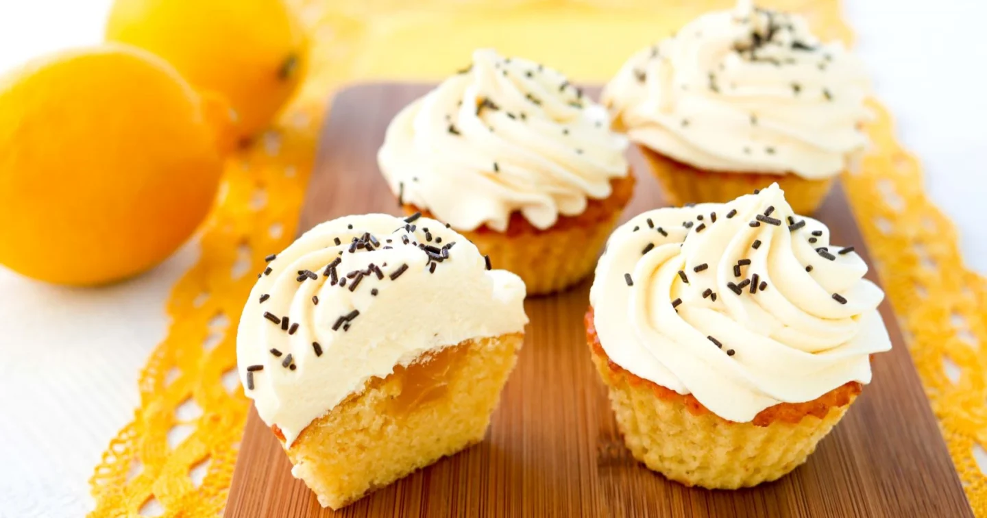 Sitruunamuffinssit kuorrutettuna.