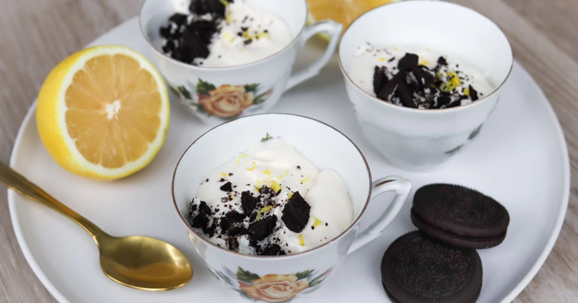 Sitruunavaahto rouhituilla suklaakekseillä koristeltuna