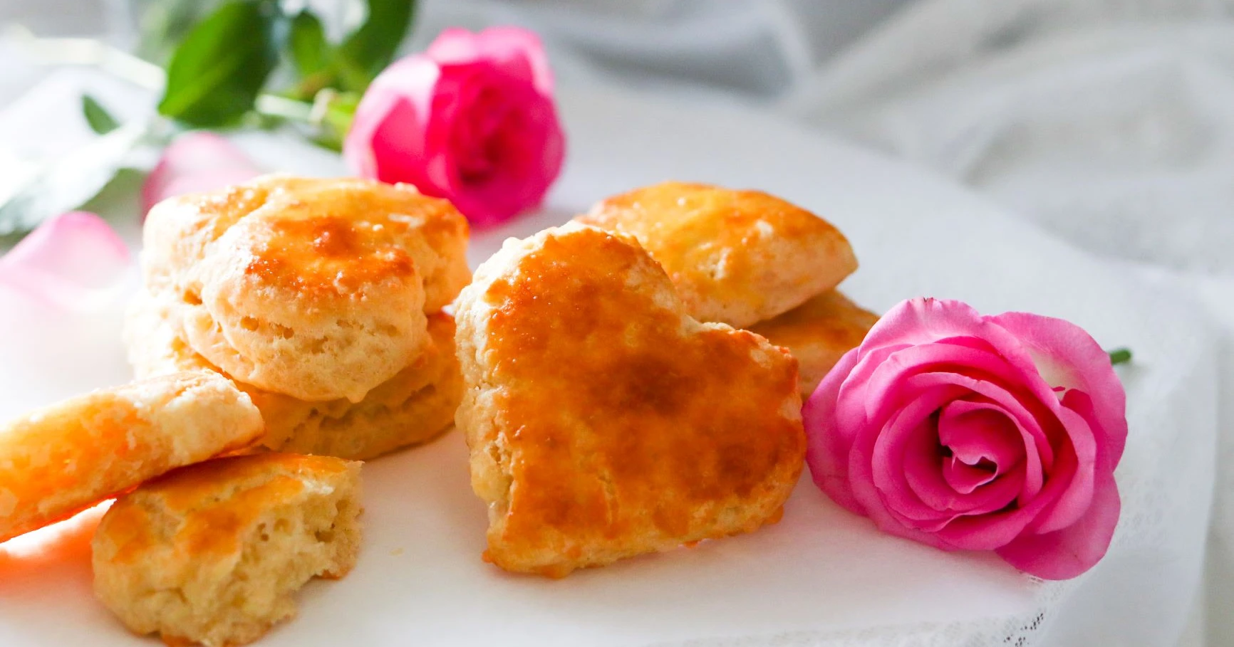 Sydämen muotoiset skonssit, joissa on kiiltävä pinta.