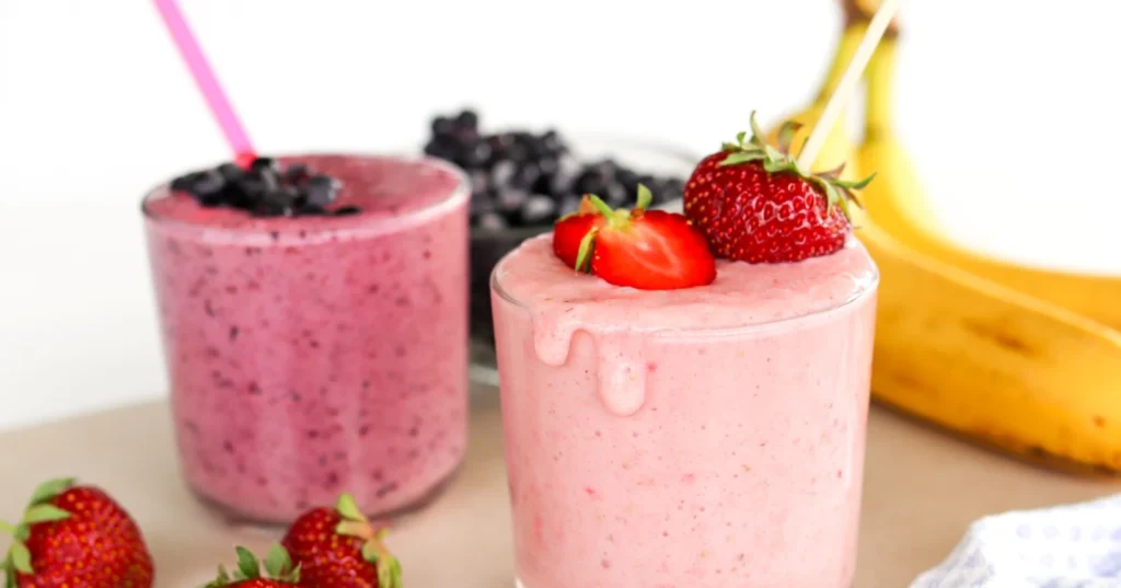 Smoothie laseissa marjoilla koristeltuna.