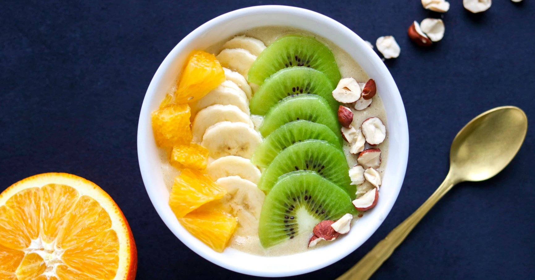 Smoothie bowl hedelmillä ja pähkinöillä koristeltuna.