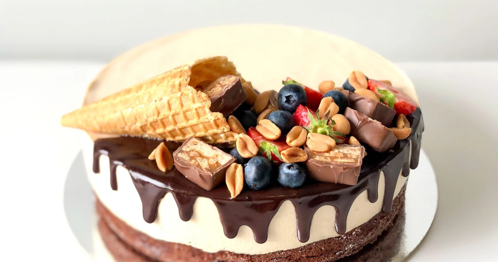 Snickers-kakku, jonka päällä on upeat koristeet.