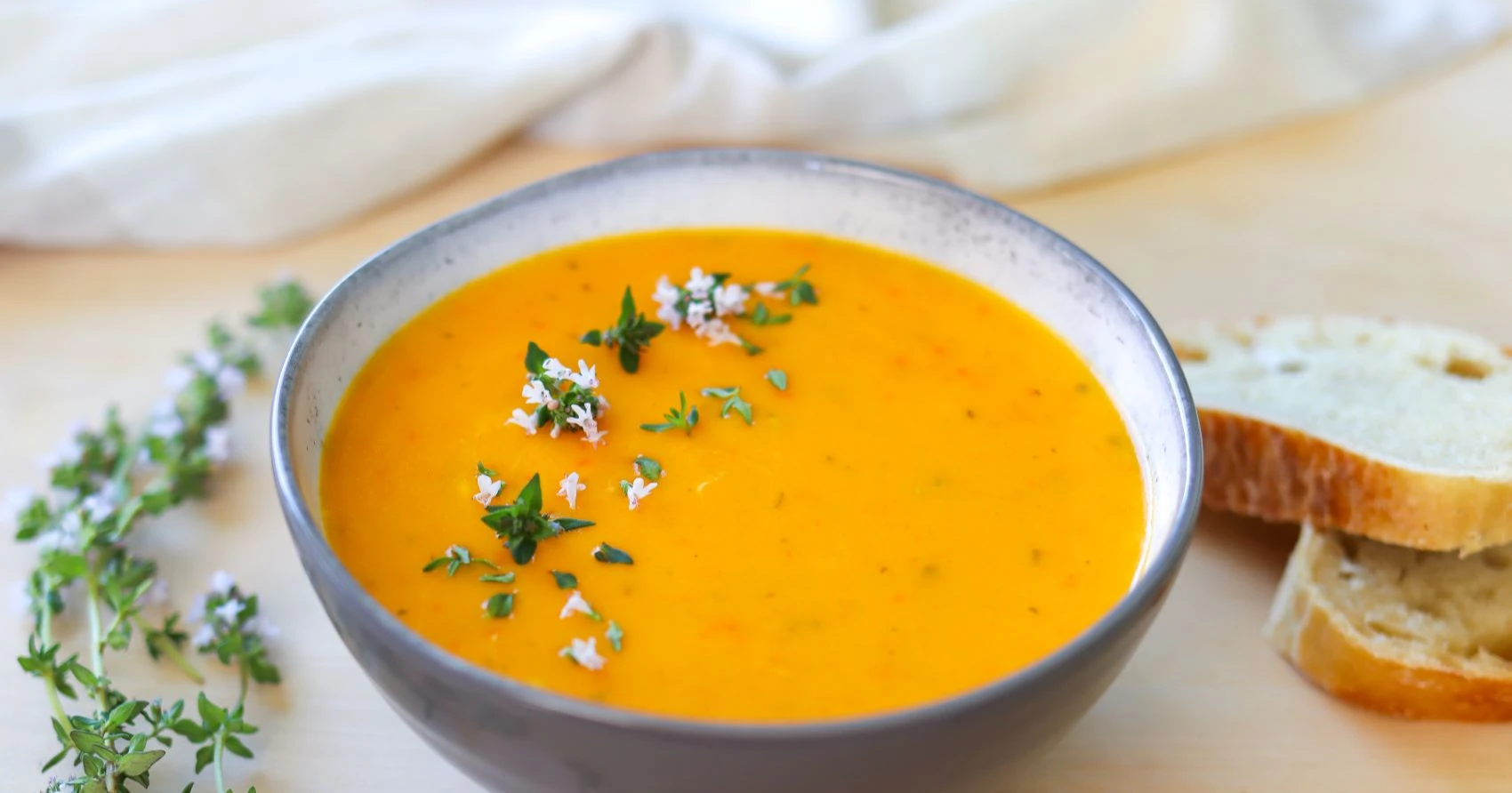 Sosekeitto tuoreella timjamilla ja timjamin kukilla koristeltuna.