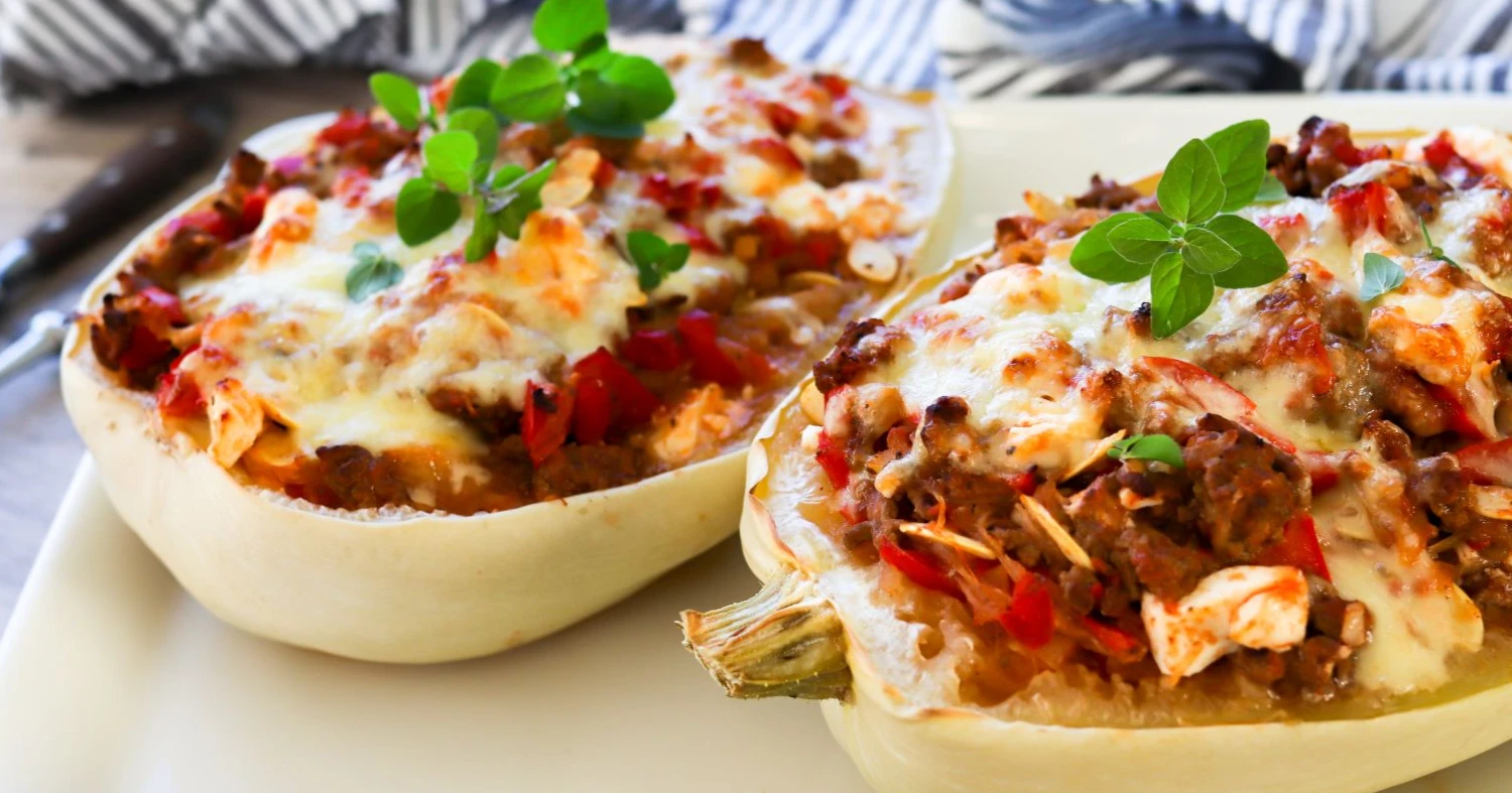 Spagettikurpitsa jauhelihatäytteellä uunissa paistamisen jälkeen.