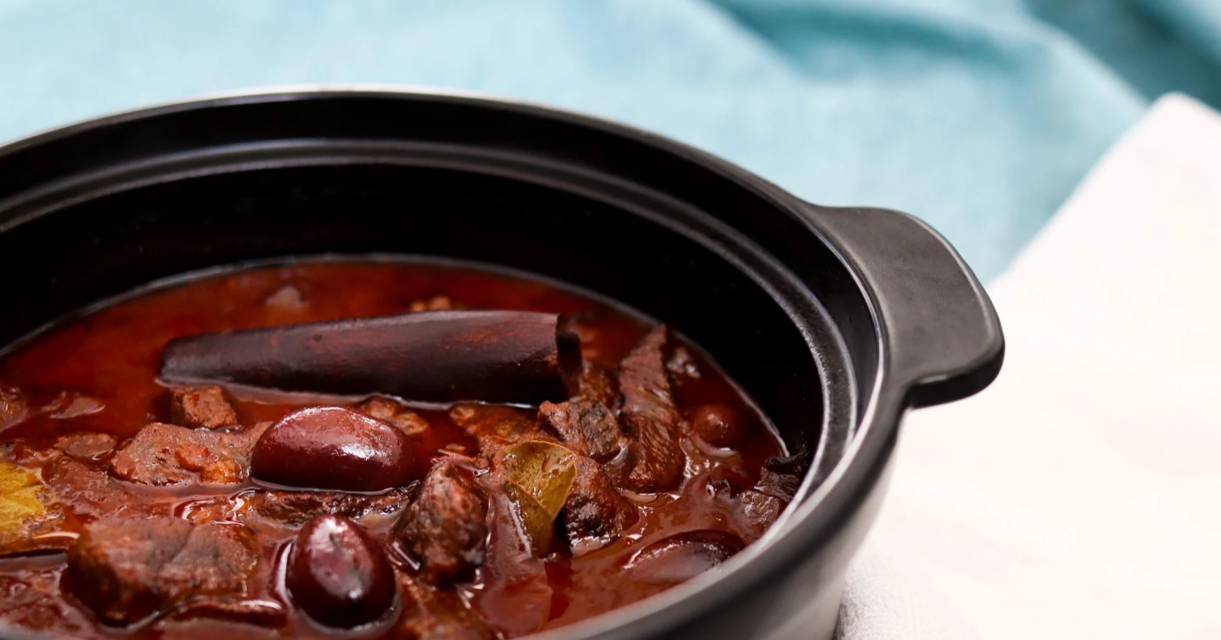 Stifado mustassa uunipadassa oliiveilla viimeisteltynä.