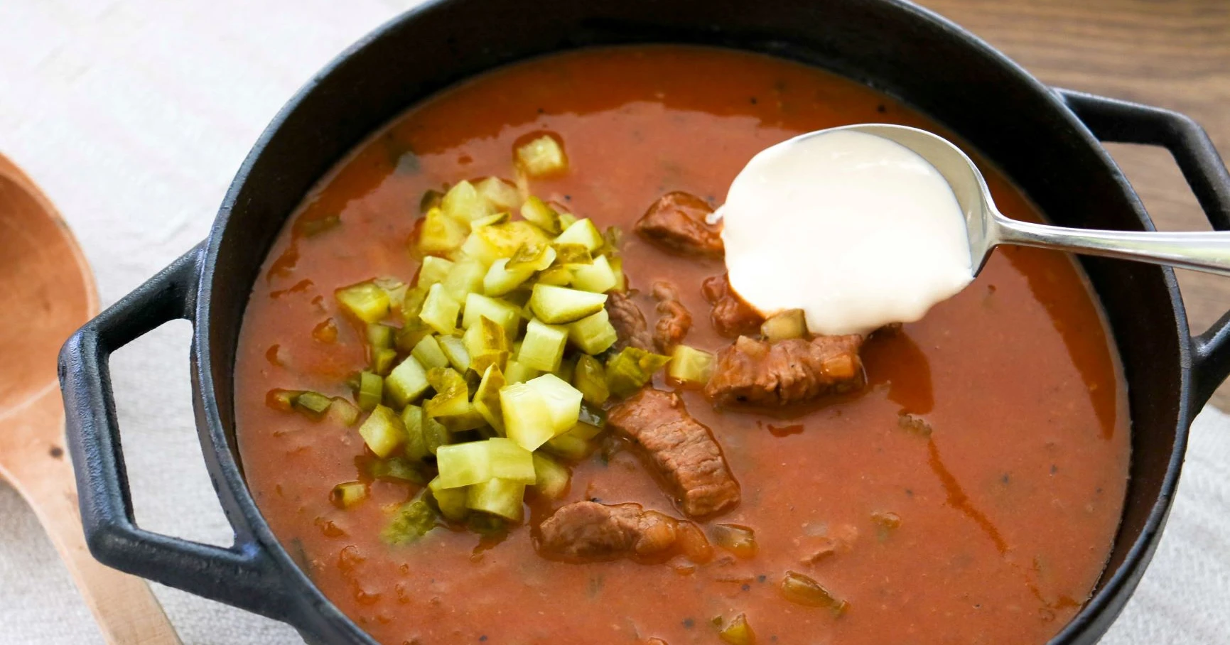 Stroganoff padassa suolakurkkujen ja smetanan kera.