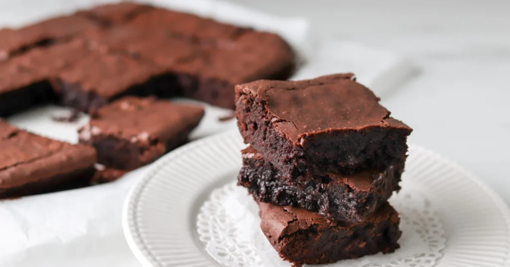 Suklaabrownie jätetään sisältä tahmeaksi.