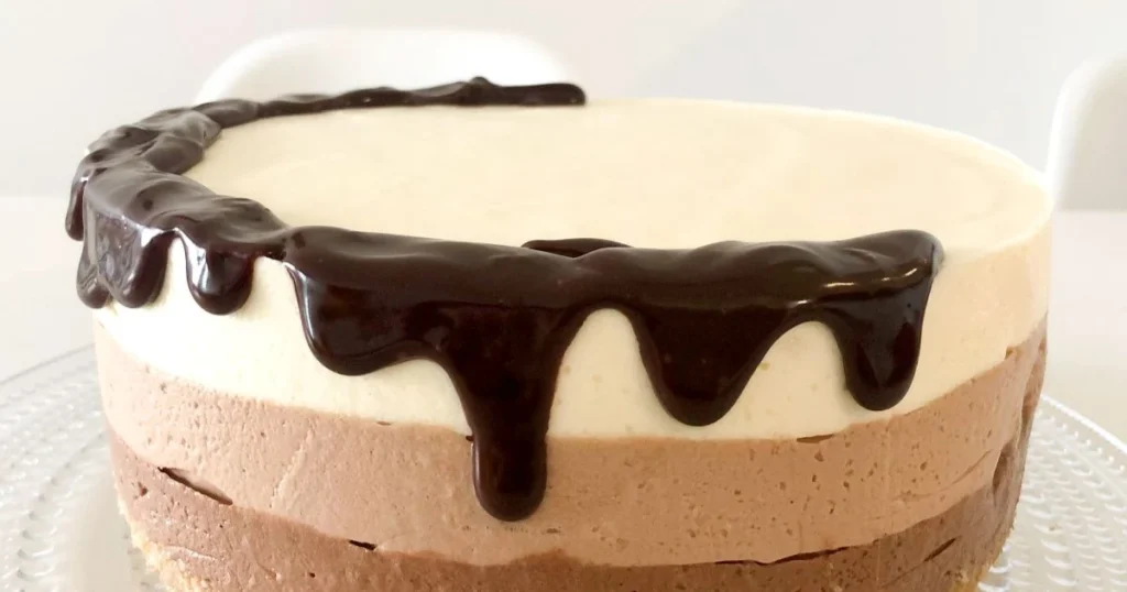 Suklaaganache juustokakun reunalla.