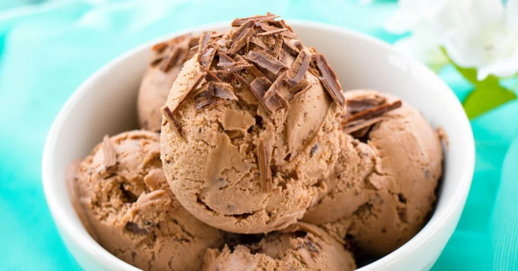 Suklaajäätelöstä tehtyjä palloja kulhossa.