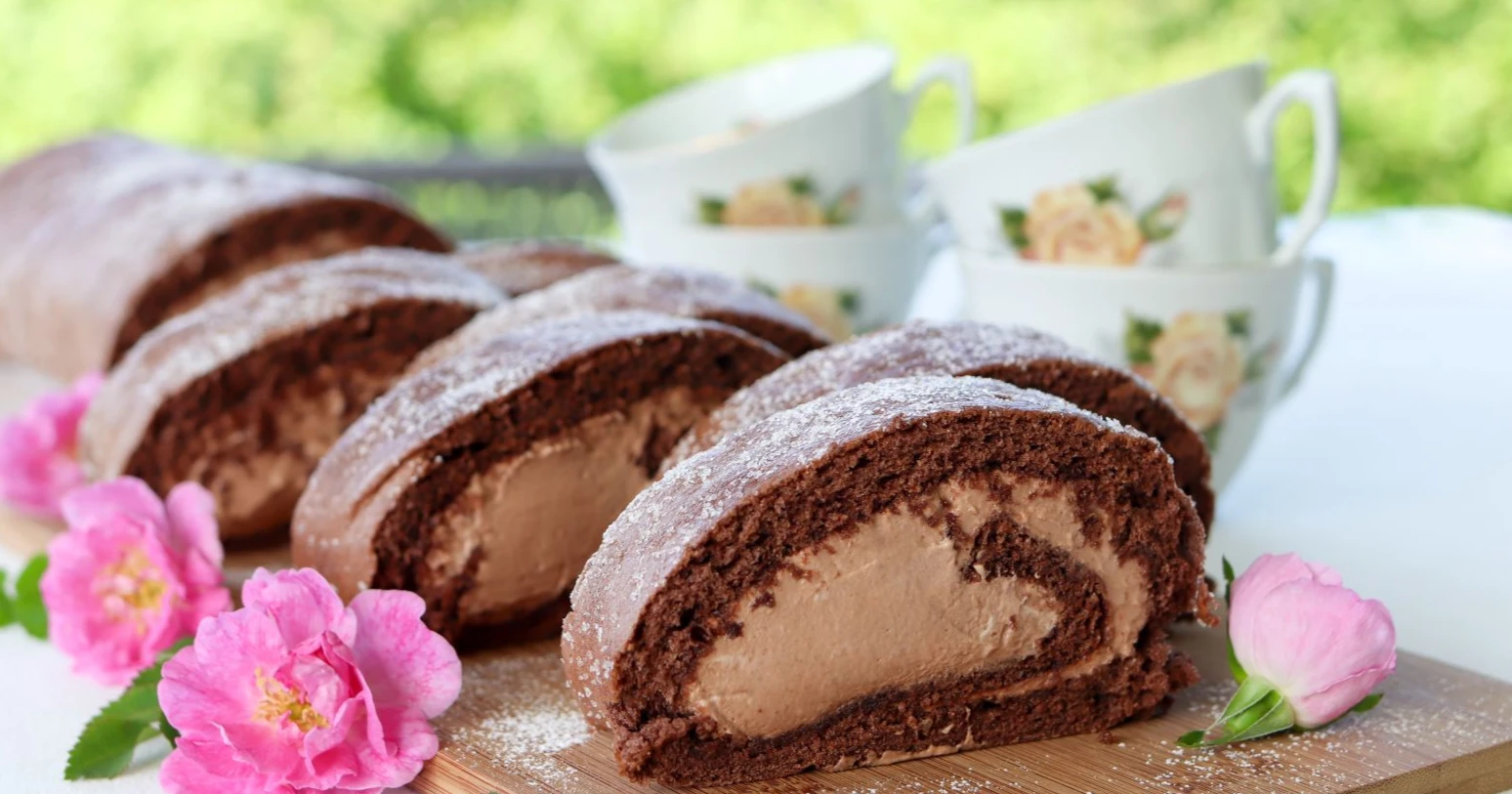 Suklaakääretorttu kesäisessä kahvipöydässä.