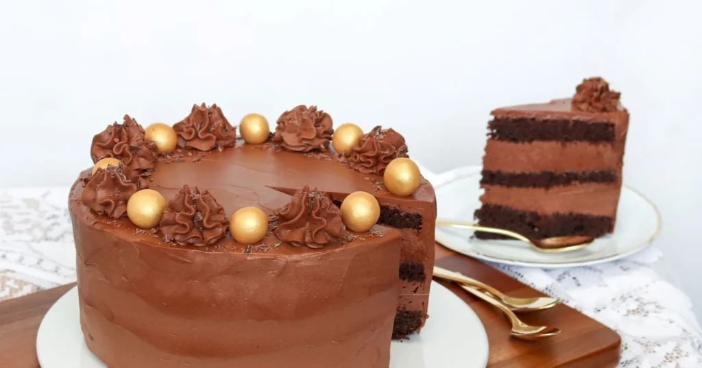 Tämä suklaakakun ohje sisältää pohjan sekä suklaista täytettä.