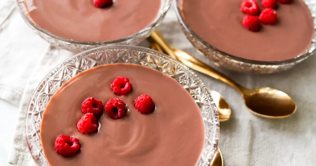 Suklaakiisseli tuoreiden vadelmien kanssa.