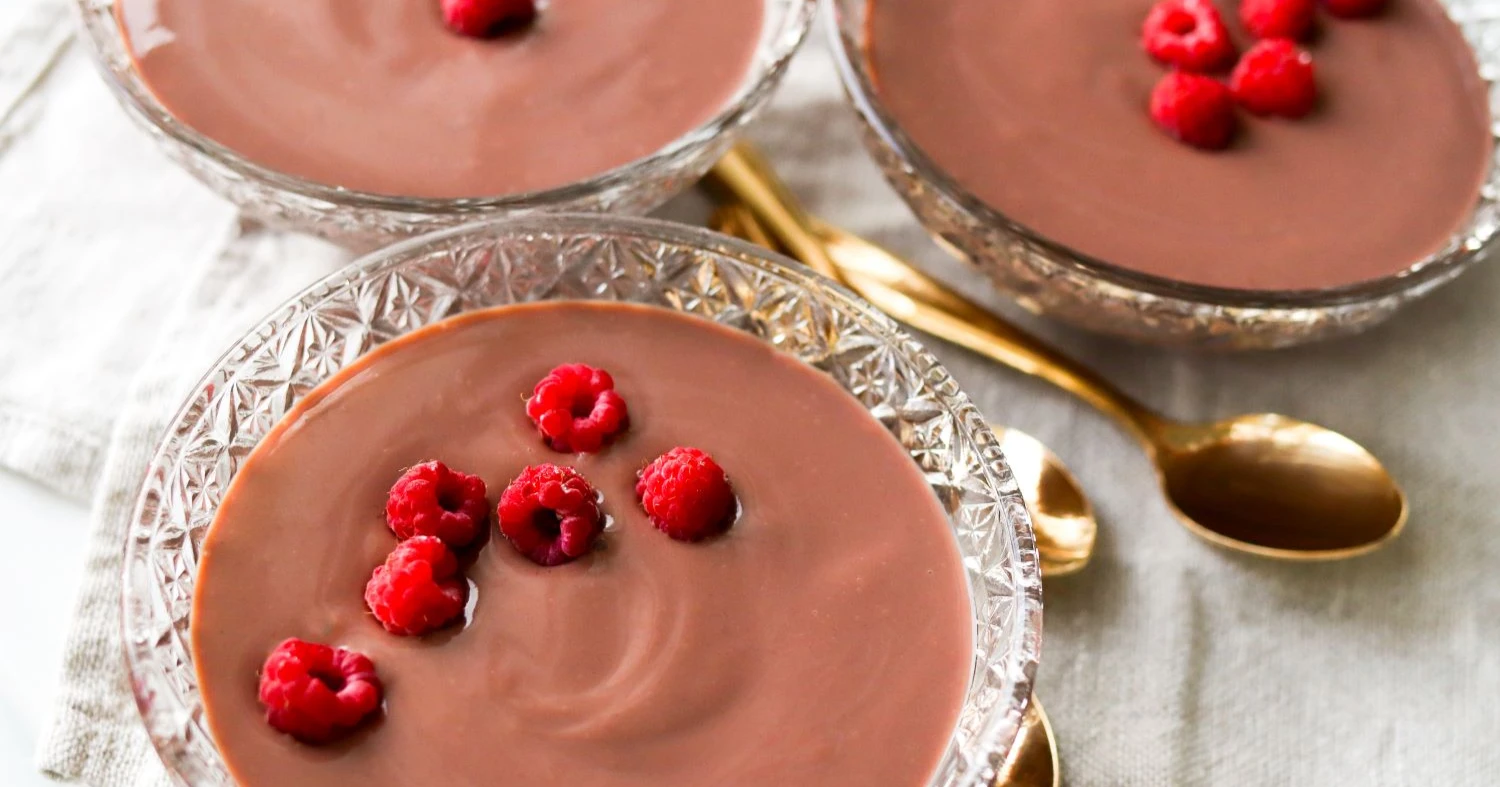 Suklaakiisseli tuoreiden vadelmien kanssa.