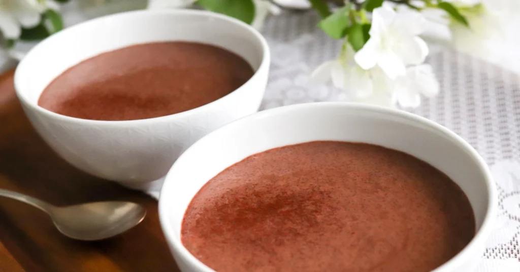 Suklaamannapuuro kulhoissa ja taustalla valkoisia kukkia.