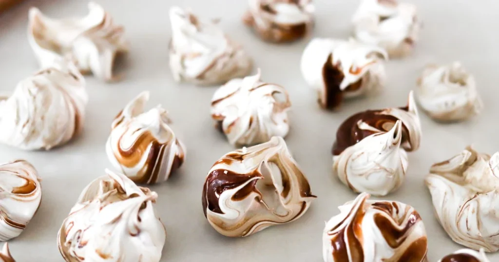 Suklaamarenkeja valkoisen leivinpaperin päällä.