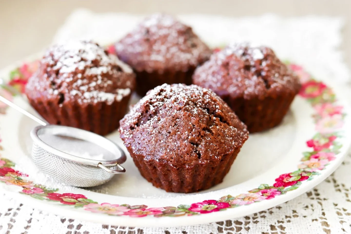 Suklaamuffinssit, jotka on leivottu ilman suklaata.